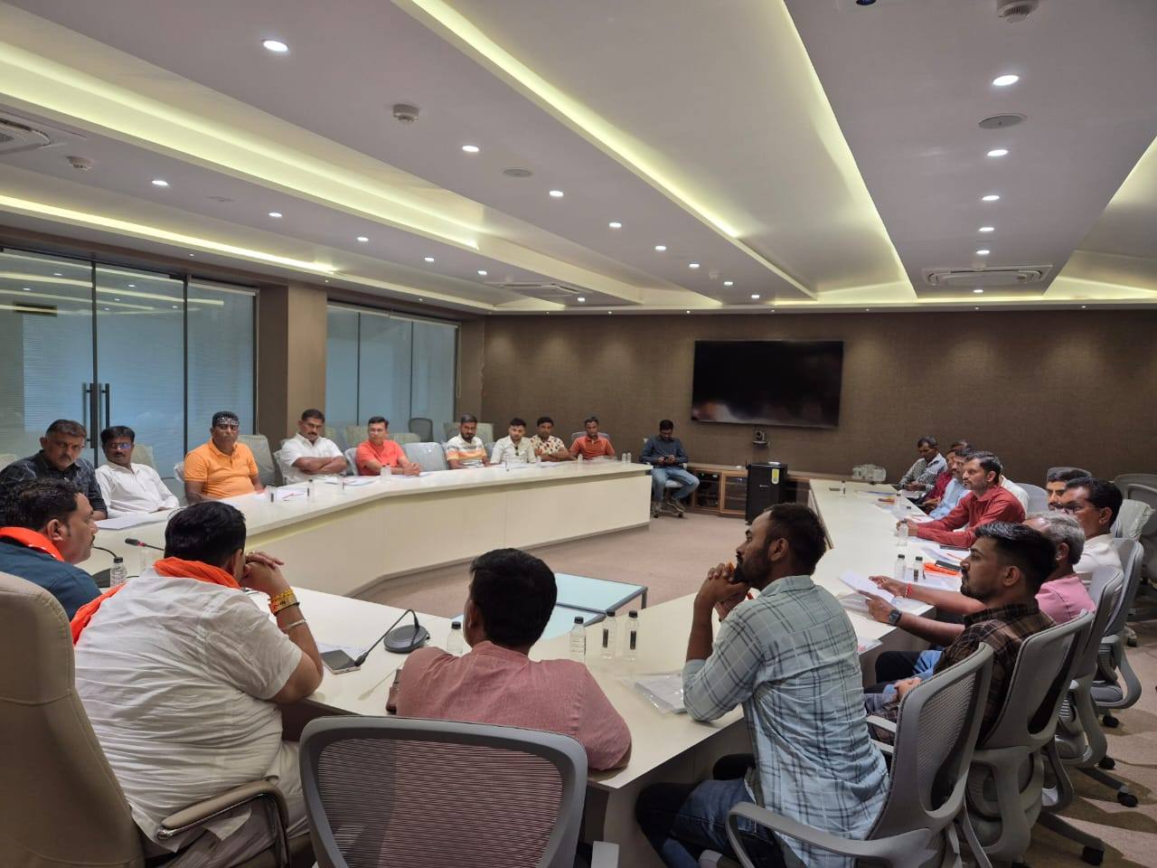 તા.૦૧-૦૬-૨૦૨૫ ના રોજ ૧૬૯-બારડોલી વિધાનસભામાં આવતા પલસાણા મંડળના શક્તિકેન્દ્રના સંયોજકની પરિચય બેઠકમાં પ્રદેશ દ્રારા નિયુક્ત કરેલા અગ્રણીશ્રી કુલદીપસિંહ સોલંકીજી એ ખુબ અગત્યની માહિતીઓ આપી.